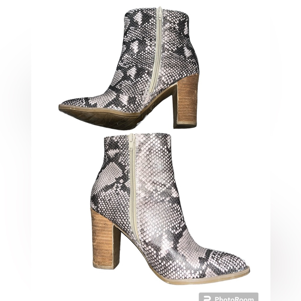 Carlos‎ Santana’s snakeskin boot